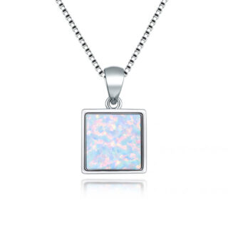 Pendentif carré avec opale blanc sur fond blanc.