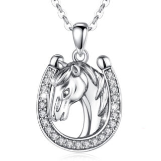 Pendentif tête de cheval en argent avec fer à cheval brillant sur fond blanc.