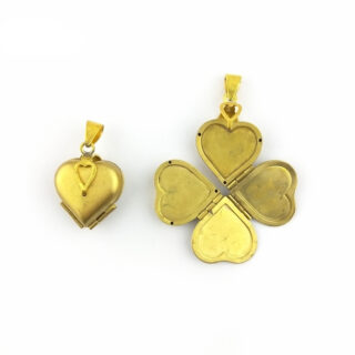 Pendentif doré en forme de trèfle sur fond blanc, on le voit également replié.