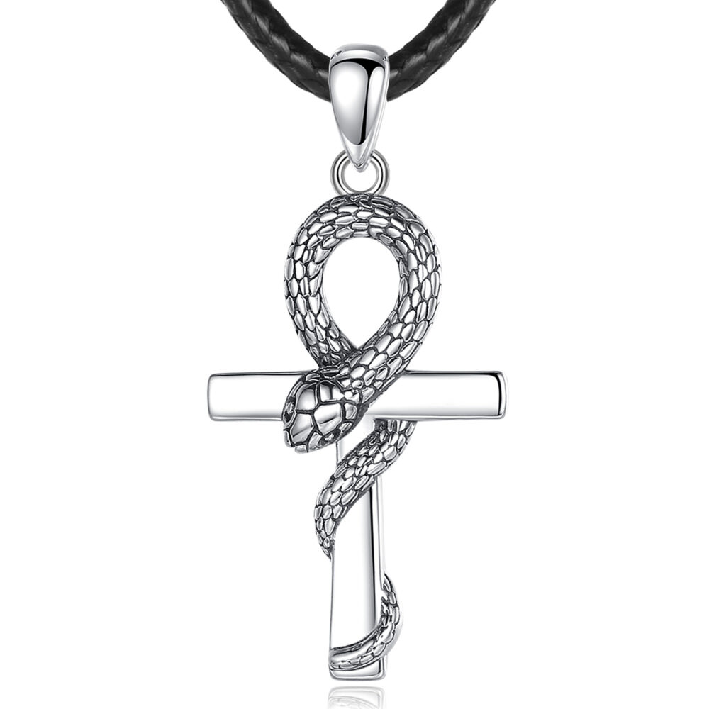 Pendentif croix avec serpent entrelacé sur fond blanc.