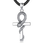 Pendentif croix avec serpent entrelacé sur fond blanc.