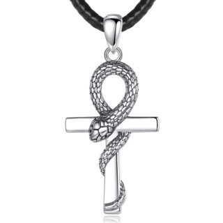 Pendentif croix avec serpent entrelacé sur fond blanc.