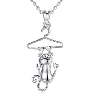 Pendentif chat suspendu à un cintre sur fond blanc.