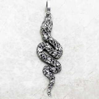 Pendentif serpent argenté et noir sur fond blanc.
