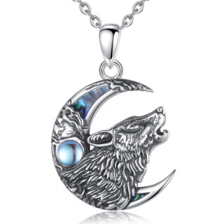 On voit un pendentif argenté représentant un loup et une lune.
