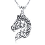Pendentif tête de cheval en argent sur fond blanc.