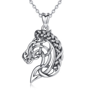 Pendentif tête de cheval en argent sur fond blanc.