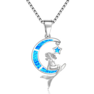 pendentif en forme de croissant de lune en opale bleue avec une étoile à son bord en opale bleue et sirène assise dessus en argent, reste du pendentif en argent également, avec chaîne assortir, sur fond blanc