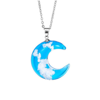 pendentif en forme de croissant de lune avec un motif réaliste de ciel bleu et de nuages, avec chaîne assortie, sur fond blanc