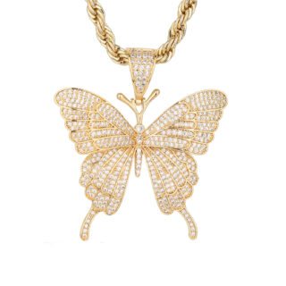 pendentif doré avec strass argentés en forme de papillon, avec chaine assortie incluse, sur fond blanc