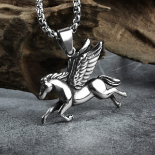Pendentif cheval argenté avec des ailes avec une chaine.