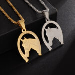 Deux pendentifs tête de cheval avec fer à cheval sur fond noir.