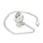 Pendentif montre de poche rétro argentée de petite taille