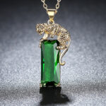 Pendentif panthère en alliage doré et cristal vert
