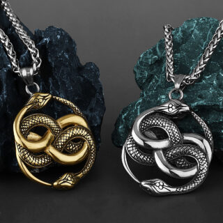 On voit deux pendentifs circulaires avec des serpents. L'un est doré et l'autre est argenté.