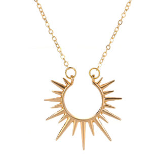 Sur fond blanc, on voit un collier doré symbolisant un soleil.