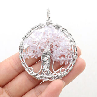 Photo d'un pendentif arbre de vie avec des pierres naturelles en quartz