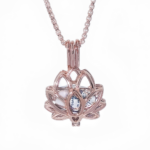 Pendentif fleur de lotus avec boîte métal dans cage ajourée