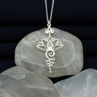 Pendentif fleur de lotus ajourée avec chaîne