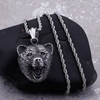 Pendentif représentant une tête d'ours sauvage grise. On voit aussi une chaine.