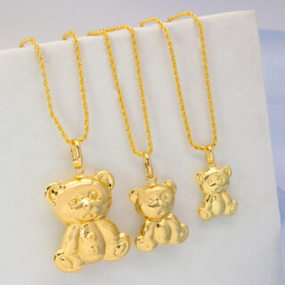 Trois pendentifs ours en peluche dorés avec leur chaine.
