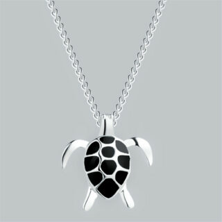 Sur fond gris, on voit un collier tortue en argent avec des écailles noires.
