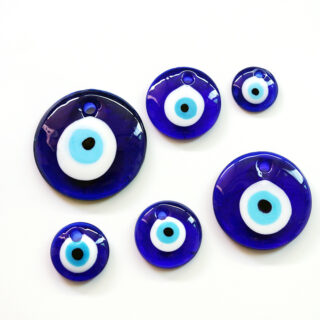 Photo de plusieurs pendentif oeil bleu rond, de différentes tailles