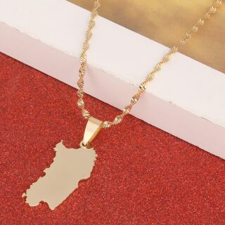 On voit un collier doré avec un pendentif qui représente la Sardaigne.