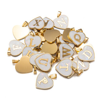Nombreux pendentifs en tas en forme de coeur avec des lettres au centre du pendentif