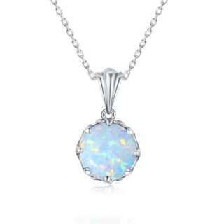 Pendentif rond en argent avec une opale au centre, fond blanc.