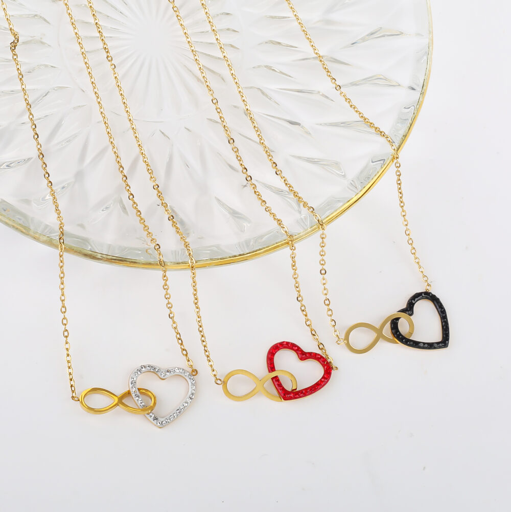 On voit trois colliers dorés avec des pendentifs qui mêlent un cœur et le symbole de l'infini.