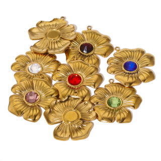 8 pendentifs en forme de fleur plaqués or avec pierres colorées centrales, une blanche, une violette, une dorée, une rouge, une bordeaux, une jaune, une vert clair et une bleue, sur fond blanc