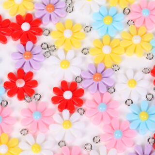 une grande quantité de pendentifs en forme de fleur, ressemblant la pâquerette, des rouges, des blancs, des roses, des bleus, des jaunes, des violets