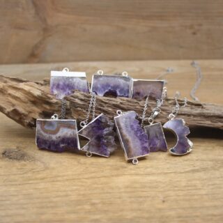 Pendentif améthyste posés sur une branche de bois