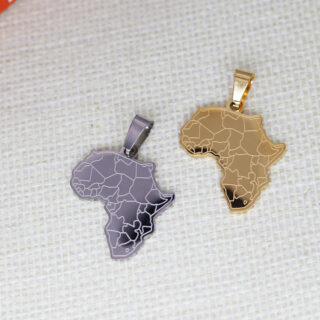 On voit deux pendentifs en acier inoxydable représentant la carte de l'Afrique. L'un est doré, l'autre argenté.