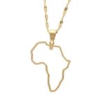 Sur fond blanc, on voit un pendentif qui représente le continent Africain. Il est doré et accroché à une chaîne de la même couleur.