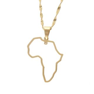 Sur fond blanc, on voit un pendentif qui représente le continent Africain. Il est doré et accroché à une chaîne de la même couleur.