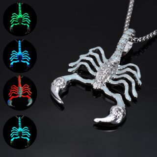pendentifs en forme de scorpion, un en gros, argenté sur la droite de l'image, quatre autres en plus petit à gauche, placés de manière verticale, en partant par le haut vert, bleu, rouge et turquoise, sur fond noir