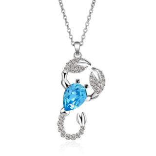 pendentif en métal argenté en forme de scorpion, avec corps en pierre bleu clair, avec chaine, sur fond blanc.