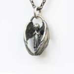 Pendentif ange en prière délicat pour femme et homme avec chaîne