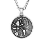 pendentif rond en acier inoxydable avec motif de scorpion gravé, avec chaine, sur fond blanc