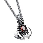 pendentif argenté en forme de scorpion tribal, avec pierre rouge centrale, avec chaine, sur fond blanc