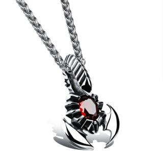 pendentif argenté en forme de scorpion tribal, avec pierre rouge centrale, avec chaine, sur fond blanc