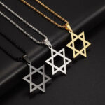 Pendentif étoile de David avec son collier assorti