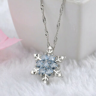Pendentif flocon de neige en cristal bleu monté en collier