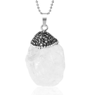 Photo d'un pendentif en cristal de roche avec des zircons au dessus, pendu à un collier en chaine à boules