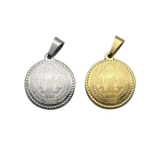 Pendentif de baptême circulaire doré et argenté sur fond blanc.