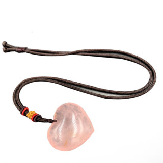 Pendentif quartz rose en forme de cœur avec une chaine sur fond blanc.