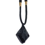 Photo d'un collier en corde noire avec un pendentif en pierre de tourmaline