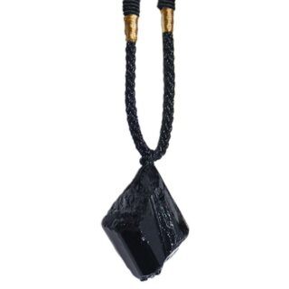 Photo d'un collier en corde noire avec un pendentif en pierre de tourmaline